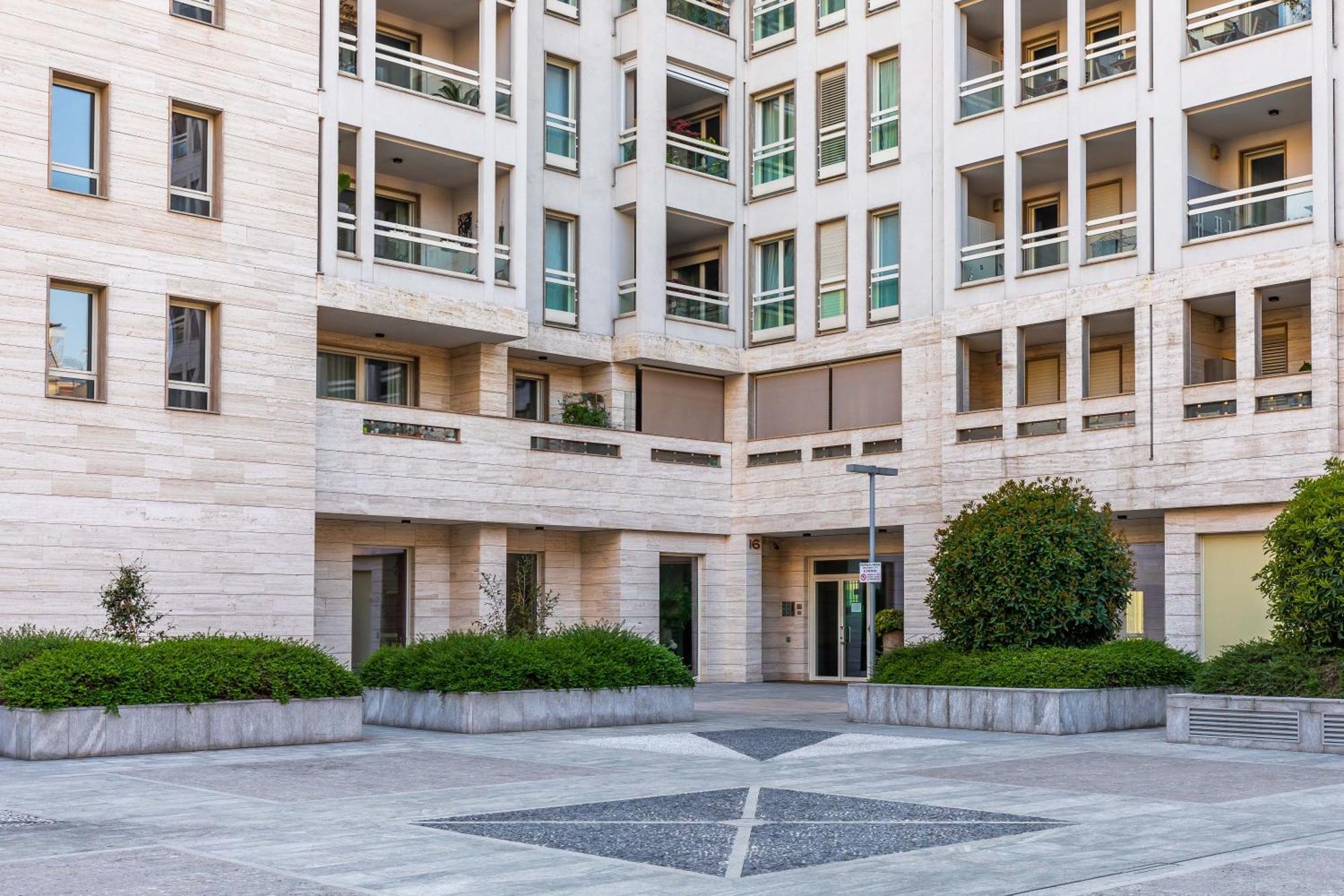 Luxury Apartment - Free Private - Parking Maestri Campionesi 16 Милано Екстериор снимка